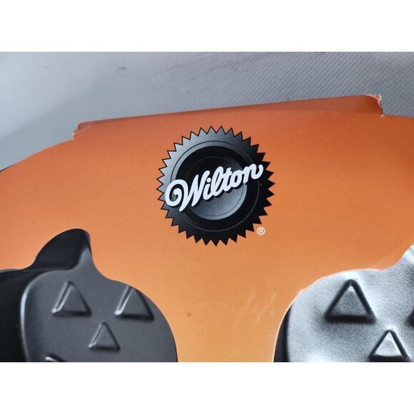 WILTON Halloween Jack O Lantern Carved Pumpkin Mini Cake Pan Non Stick 6 Cavity - Picture 2 of 6